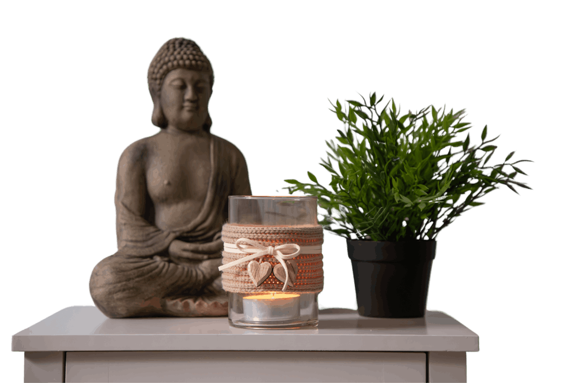 Budda Figur am Tisch symbolisiert Entspannte Angebote für dich
