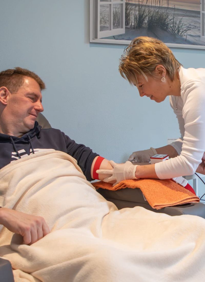 Hämolaser Behandlung an einem Patienten in meiner Praxis